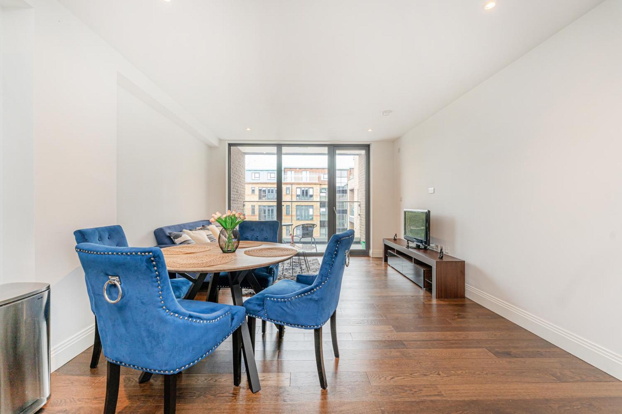 2 Bed Near Little Britain *