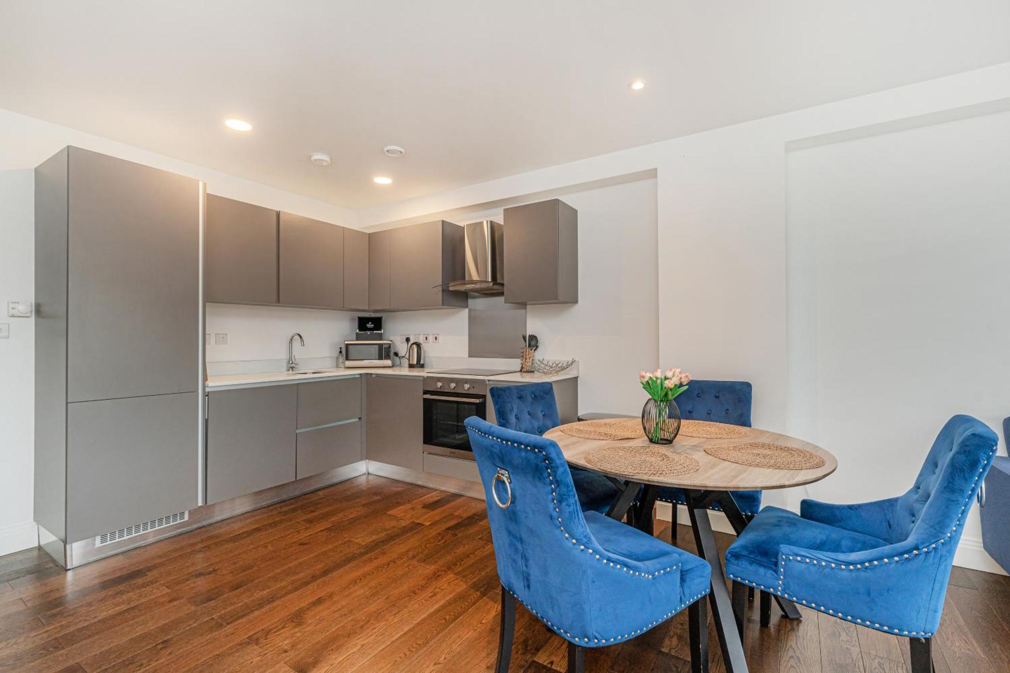 2 Bed Near Little Britain *