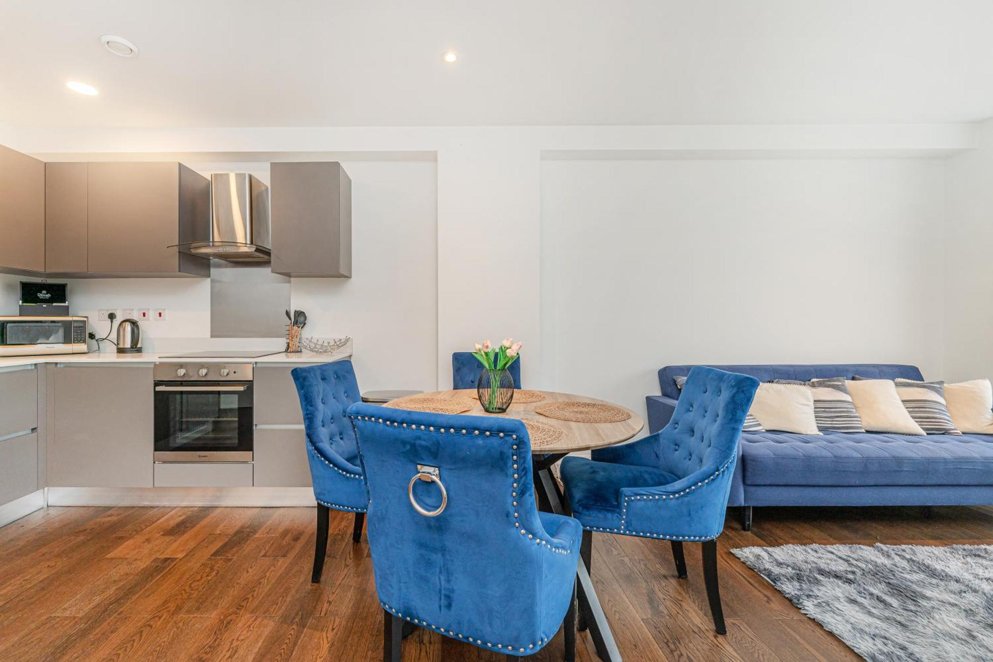 2 Bed Near Little Britain *