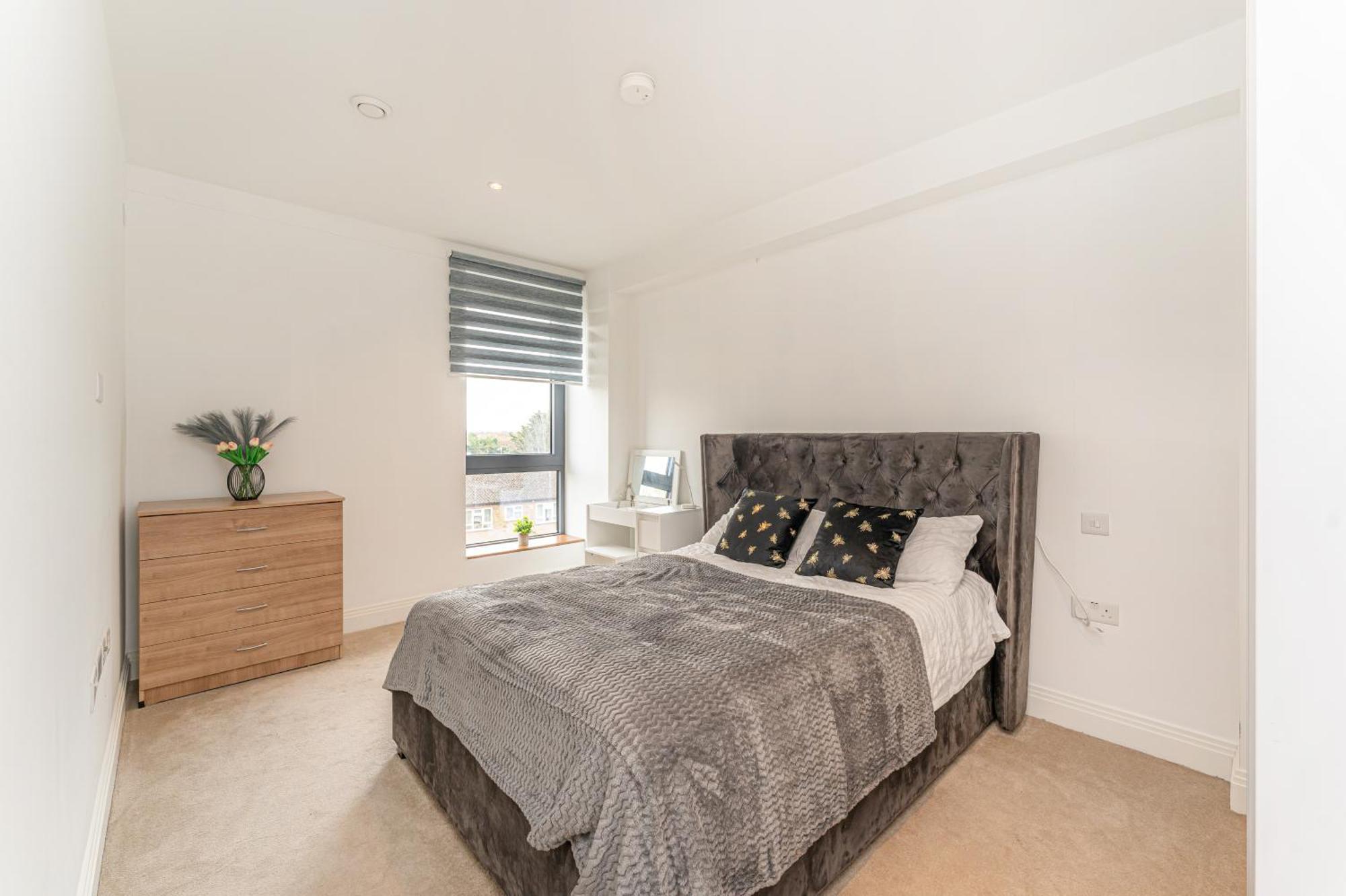2 Bed Near Little Britain Apartment *